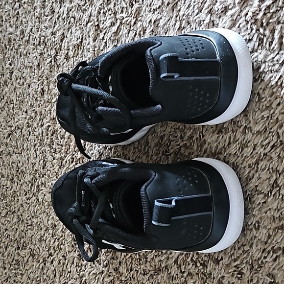 Under Armour - 4Y Black/White Youth Sneakers - Picture 4 of 8